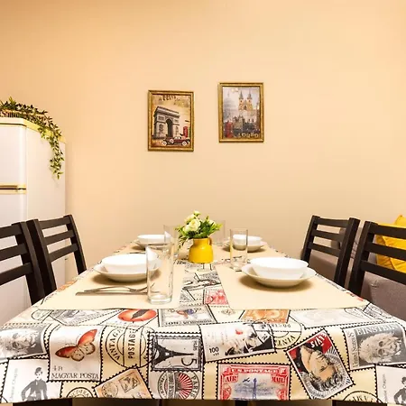 Modern 1 Bedroom Center Apartment *